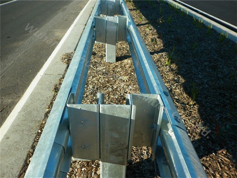   Postes de acero galvanizado para sistema de barrera antichoque 