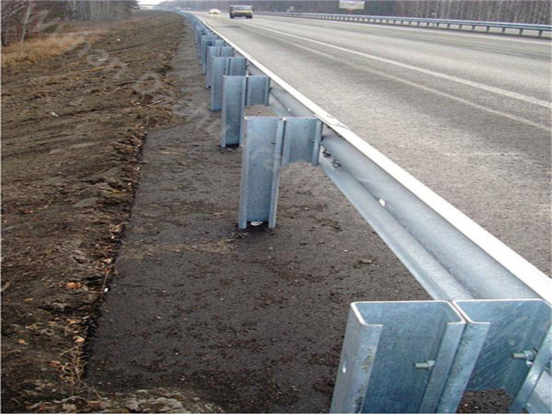   Barrera de seguridad de acero galvanizado de calidad superior Sección C Poste de barrera contra choques 